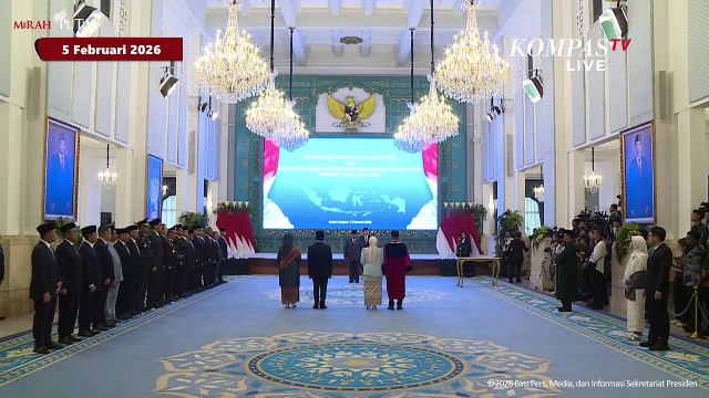 Momen Bahlil Peluk Adies Kadir usai Dilantik Jadi Hakim MK