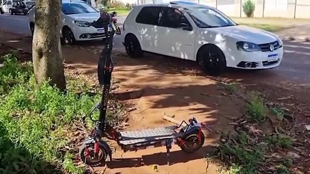Homem de 37 anos bate a cabeça após colisão entre carro e patinete em Cascavel