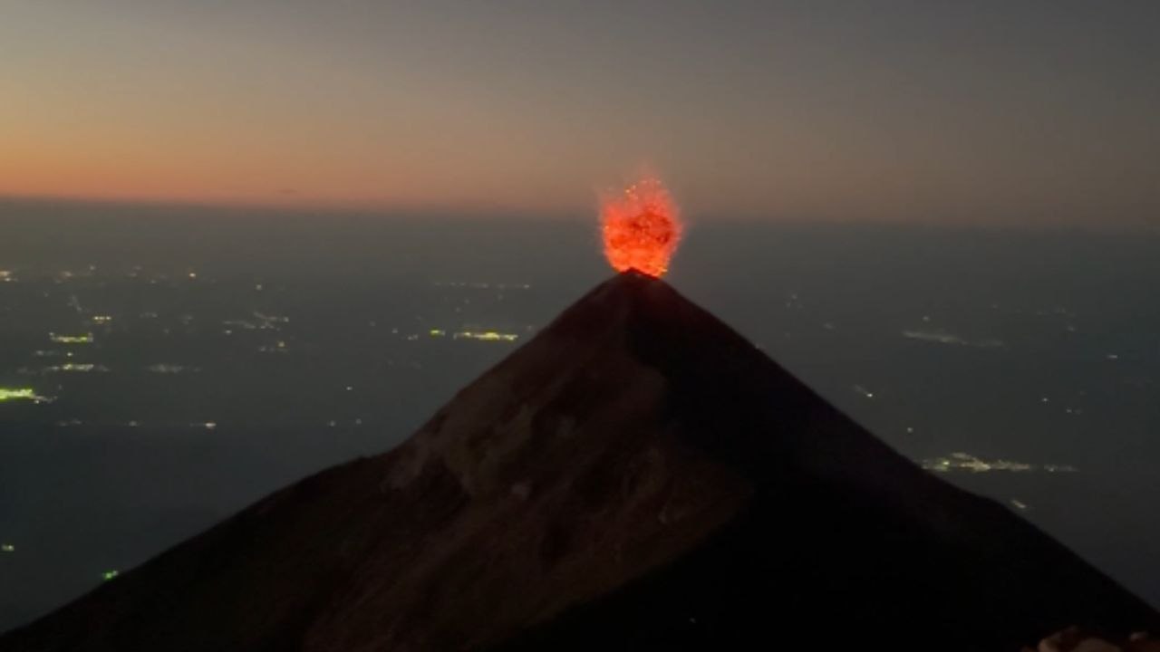 Guatemala: Man experiences a breathtaking volcano eruption that makes his exhausting hike completely worthwhile