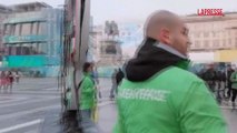 Olimpiadi 2026, Greenpeace espone i 5 cerchi che colano petrolio in piazza Duomo a Milano
