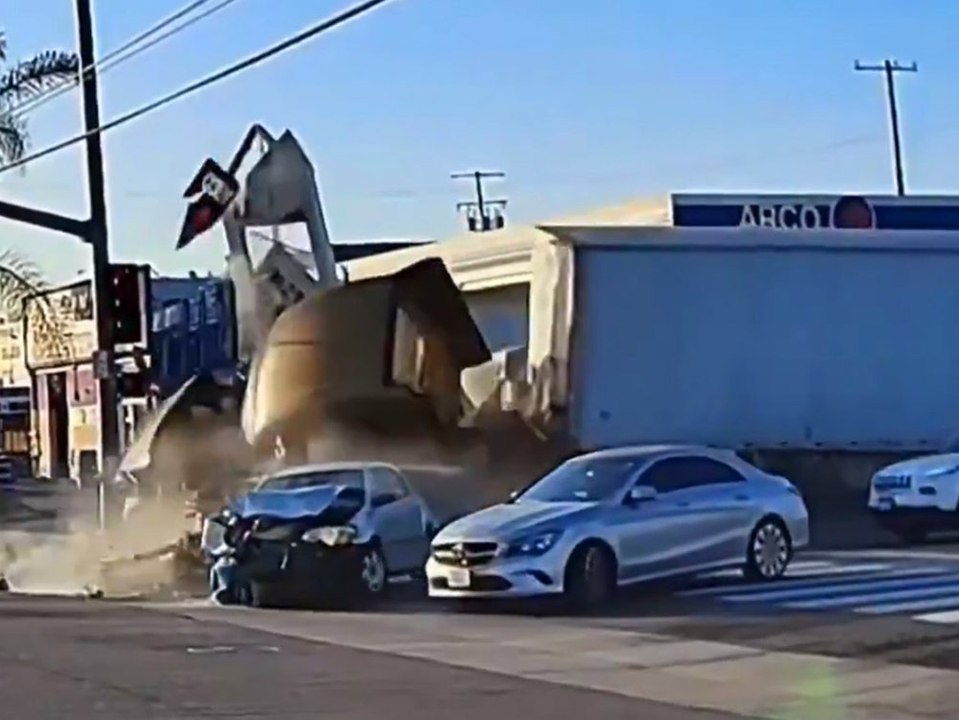 Lkw kracht in drei Autos und rammt Tankstelle