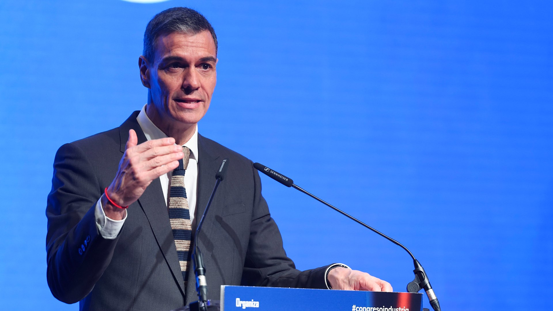 El presidente del Gobierno, Pedro S�nchez, ha protagonizado una contundente clausura del VIII Congreso Nacional de Industria en el Palacio Euskalduna de Bilbao, donde ha reafirmado su compromiso de regular el entorno digital frente a los ataques de los gigantes tecnol�gicos. En un discurso que ha trascendido lo puramente industrial, el jefe del Ejecutivo ha centrado su mensaje en la necesidad de proteger a los menores de 16 a�os y en defender la soberan�a democr�tica frente a lo que ha denominado los "tecnoligarcas del algoritmo".
La intervenci�n de S�nchez se produce en un contexto de m�xima tensi�n internacional tras los ataques personales recibidos por parte de Elon Musk, due�o de X, quien le llam� "fascista" y "tirano", y de P�vel D�rov, cofundador de Telegram. D�rov hab�a advertido recientemente que los planes del Gobierno espa�ol de prohibir el acceso a redes sociales a menores de 16 a�os "amenazan" las libertades en internet y pretenden instaurar un "estado de vigilancia".
Ante estas acusaciones, S�nchez ha respondido con firmeza, asegurando que "no nos van a quebrar porque la voz de la democracia no ser� doblegada por esos tecnoligarcas del algoritmo". Adem�s, el presidente ha utilizado la red social X para contestar a Musk recurriendo a la literatura cl�sica: "Deja que los tecno-oligarcas ladren, Sancho, es se�al de que cabalgamos".
El presidente ha defendido que el papel del Estado es fundamental para intervenir en el entorno digital, al que ha calificado como un "Estado fallido" en su configuraci�n actual. S�nchez ha insistido en que "la fuerza del Estado est� para proteger" a las democracias "de los ataques que sufren" y, de manera prioritaria, "a nuestros hijos y a nuestras hijas de ese universo t�xico, impune, en el que desgraciadamente se han convertido las redes sociales".
En este sentido, el mandatario ha cuestionado el modelo de innovaci�n que proponen las grandes plataformas, planteando dilemas �ticos al auditorio en Bilbao: "�Para qu� queremos esa innovaci�n?, �para ampliar derechos o para poner en riesgo esos derechos?, �para fortalecer la democracia o para erosionarla?, �para mejorar la vida de la gente o para que unos pocos hagan caja?".
S�nchez ha alertado sobre los peligros de una sociedad en la que la tecnolog�a normalice el enga�o y "convierta la privacidad en mercanc�a". Ha criticado abiertamente la capacidad de influencia de estos empresarios, pregunt�ndose si es deseable vivir en un mundo donde un poderoso tecnol�gico pueda acceder a los terminales m�viles de millones de personas para difundir mentiras.
Finalmente, el l�der del Ejecutivo ha sido "tajante" al afirmar que la sociedad espa�ola debe dar un "no claro" a estas din�micas. Su mensaje final ha sido una proclama de resistencia institucional: "No nos van a quebrar, porque la voz de la raz�n de la mayor�a social y de la democracia no va a ser doblegada por esos tecnoligarcas del algoritmo". Con estas palabras, S�nchez sit�a la regulaci�n de las redes sociales como un eje prioritario de su agenda pol�tica inmediata.