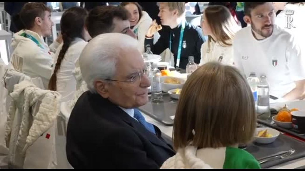 Milano Cortina, Mattarella a tavola con gli azzurri, pranzo e selfie
