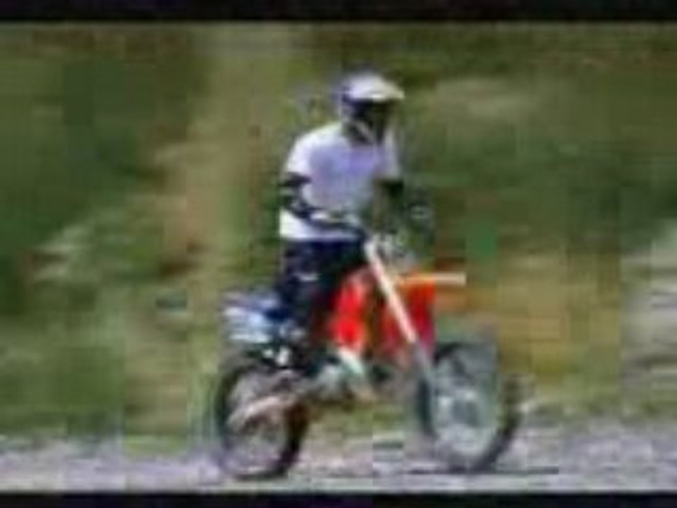 saut de moto dans un camion de fou