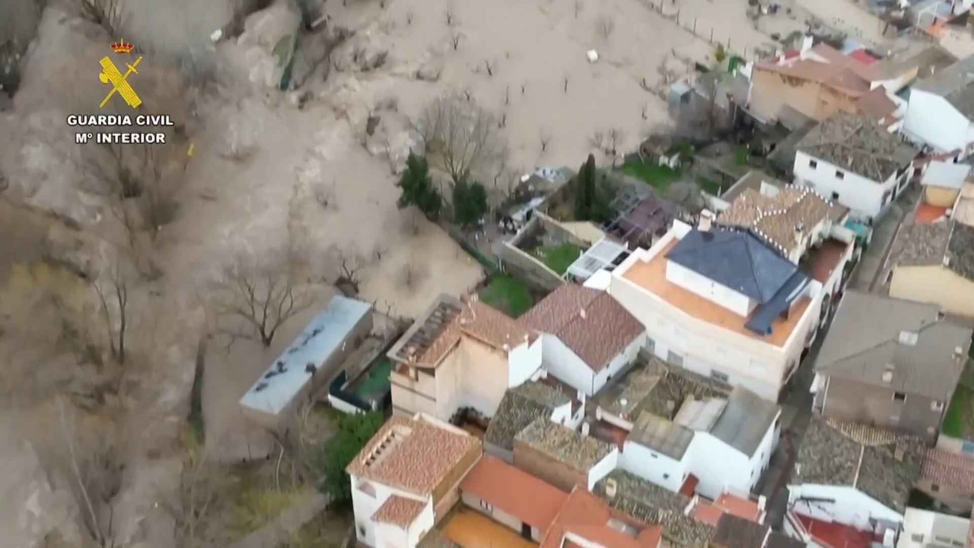 La provincia de Granada se encuentra en m�xima alerta debido a las consecuencias de la borrasca que azota la regi�n. En una operaci�n de urgencia coordinada durante la madrugada, el municipio de D�dar, ubicado en las faldas de Sierra Nevada, ha tenido que ser evacuado �ntegramente ante el peligro inminente de inundaciones y colapso de sus accesos. La crecida del r�o Aguas Blancas y el desembalse de Qu�ntar ha obligado a ordenar el desalojo completo de la localidad. Adem�s de la amenaza fluvial, los servicios t�cnicos advirtieron de una "alta probabilidad de desprendimiento ladera en la GR-3201 �nico acceso transitable a la localidad".
El operativo de evacuaci�n se activ� en condiciones meteorol�gicas muy adversas. Sobre la una de la madrugada de este jueves la Diputaci�n de Granada inform� del desalojo completo de la localidad de D�dar pero ha sido necesario habilitar un camino vecinal debido a que el municipio se hab�a quedado aislado por su entrada natural. El presidente de la Diputaci�n, Francis Rodr�guez, se desplaz� al lugar de los hechos, aunque las dificultades en las infraestructuras retrasaron su llegada inicial.
Para facilitar la salida de la poblaci�n, se requiri� el uso de equipo pesado de limpieza, ya que "debido a que el camino est� muy afectado por la borrasca, la maquinaria que ha ayudado a habilitar la zona ha encabezando la caravana en direcci�n al hotel". Una vez despejada la v�a, el traslado se realiz� de forma efectiva y segura.
La prioridad de los equipos de emergencia fue garantizar el bienestar de los residentes, especialmente de los m�s vulnerables. Los vecinos m�s mayores han siendo acompa�ados por los profesionales que estaban en la zona, no solo para ayudarles a desplazarse a los veh�culos sino tambi�n para llevarles las maletas o bolsas que llevaban consigo. La coordinaci�n fue clave, ya que "los 120 vecinos de D�dar (Granada), situado en las faldas de Sierra Nevada, que han sido desalojados del municipio debido a la crecida del r�o Aguas Blancas y el desembalse en el pantano de Qu�ntar... ya han llegado al hotel donde pasar�n la noche".
Antes de partir hacia la capital, se produjo un encuentro informativo en el punto m�s elevado del pueblo. Una vez que han podido llegar al pueblo, el presidente de la diputaci�n y el delegado del gobierno andaluz se ha reunido con los vecinos, que estaban en la zona alta del municipio, conocida como zona de Escuelas, y tras un encuentro con los mismos se les ha explicado la idoneidad de pasar la noche en un hotel por la situaci�n del pueblo.
La situaci�n de D�dar no es un caso aislado, y la capital granadina ha extremado las precauciones. El Ayuntamiento de Granada ha decidido prorrogar medidas restrictivas para evitar riesgos mayores, incluyendo la "suspensi�n de actividades no esenciales en instalaciones educativas, deportivas y de competencia municipal, y una especial vigilancia de r�os".