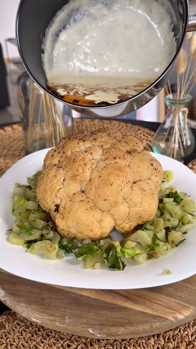 Chou-fleur sauce au bleu et huile pimentée Ingrédients :un chou fleur un morceau de bleu environ 150-200ml de crème du piment en poudre type piment de cayenne de l’huile