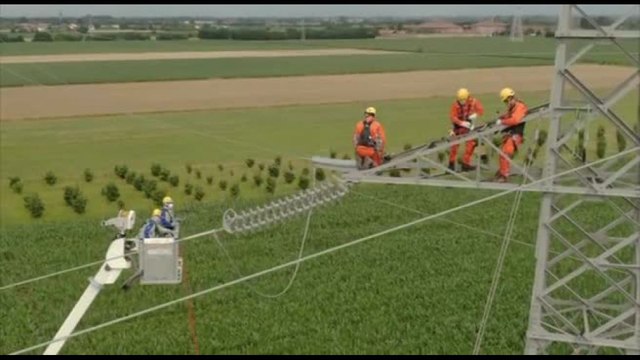 Terna, in servizio 40 nuovi operatori per i lavori sotto tensione