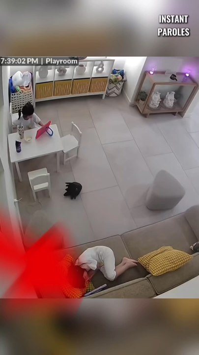 Cette petite sœur prend soin de sa grande sœur qui s’est endormie sur le canapé