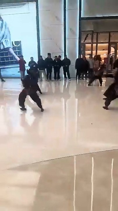 Des robots danseurs pas vraiment au point... belle gamelle