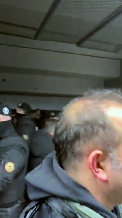 Kocaelispor – Beşiktaş maçında deplasman tribünü karıştı 3 taraftar ile 3 polis yaralandı