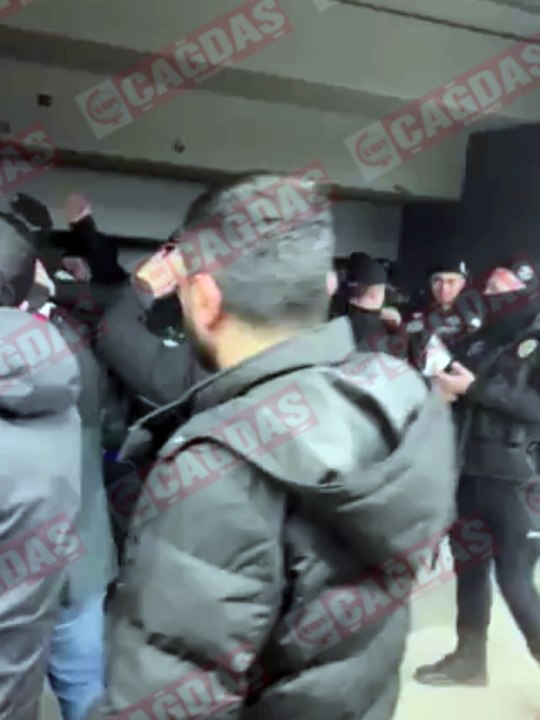 Kocaelispor – Beşiktaş maçında deplasman tribünü karıştı 3 taraftar ile 3 polis yaralandı