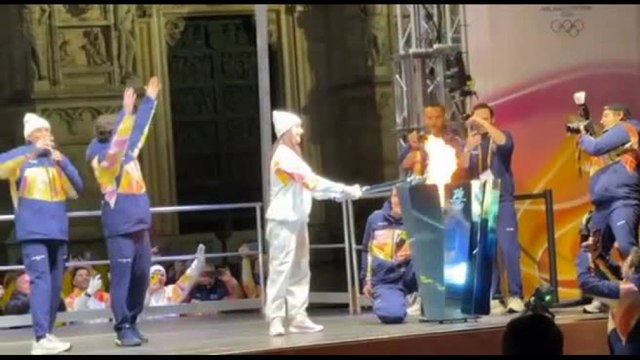 La fiamma olimpica in piazza Duomo a Milano, acceso il braciere