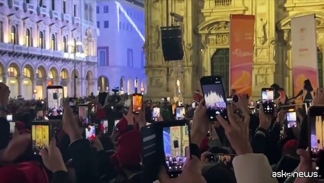 La fiamma olimpica in piazza Duomo a Milano, acceso il braciere