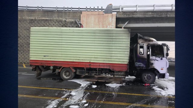 충남 서산 교차로에서 화물차 화재...다친 사람 없어 / YTN