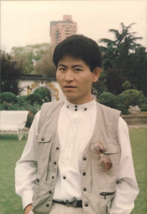 In May 1994, when Bao Ge visited his seriously ill father at a sanatorium in the western suburbs of Shanghai, his father took a photo of him for keepsake. At that time, a group of plainclothes police were following Bao Ge and surrounded the sanatorium.