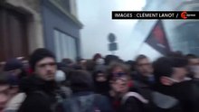 Coups de matraques sur un groupe de manifestants. Nombreuses barricades dans le quartier. Tensions à Paris.