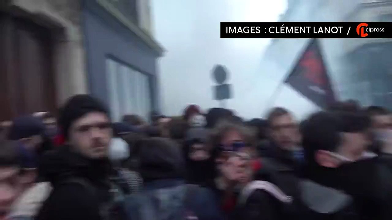 Coups de matraques sur un groupe de manifestants. Nombreuses barricades dans le quartier. Tensions à Paris.