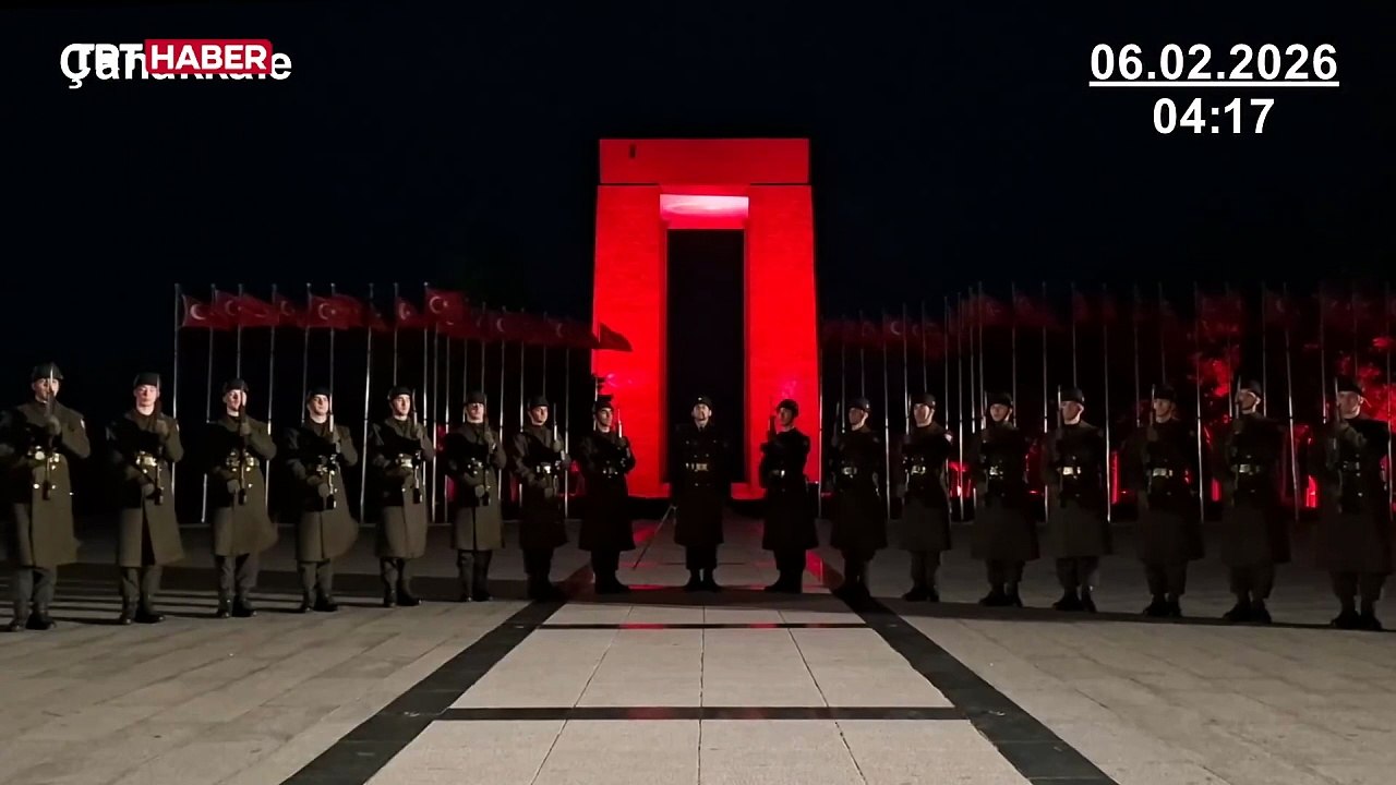 Mehmetçik'ten deprem şehitleri için saygı duruşu