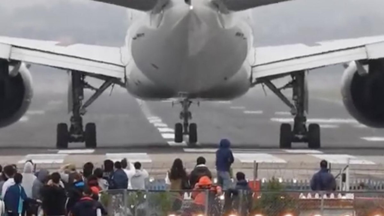 Un potente getto d'aria fa perdere l'equilibrio agli spettatori all'aeroporto di Taipei