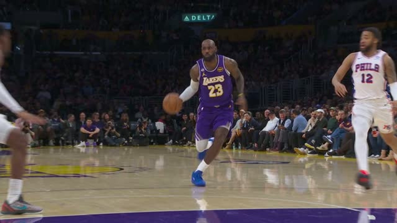 LeBron slams monster dunk double in Lakers win