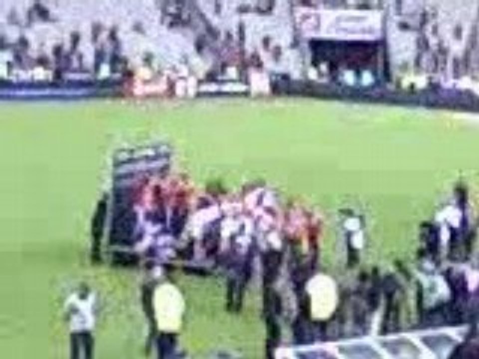 Léquipe de LYON son sur la pelouse après la récompense