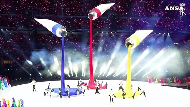 A San Siro si illuminano i cinque cerchi, partono le Olimpiadi Milano Cortina