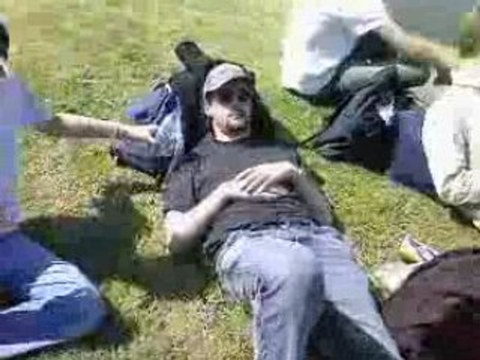 Glandage sur l'herbe au parc floral