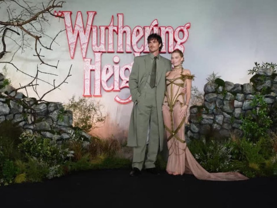 Margot Robbie trotzt dem Regen in Mega-Kleid