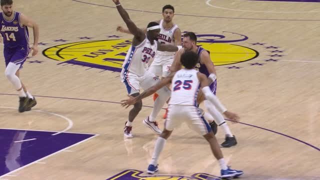 Lakers - Dončić sort sur blessure contre les 76ers