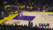 Lakers - Le double dunk monstrueux de LeBron James lors de la victoire centre les 76ers