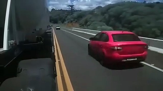 Ocupantes de carro de Umuarama ficam gravemente feridos em acidente com 6 veículos na BR-277