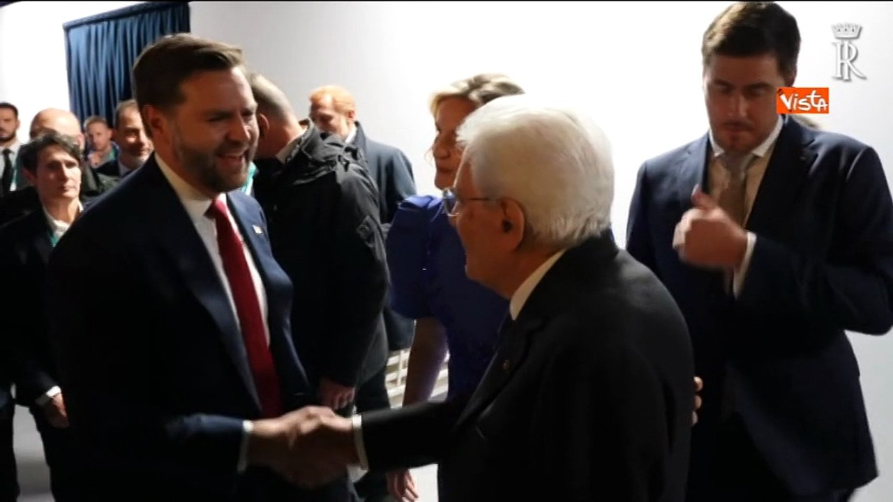 La stretta di mano tra Mattarella e Rubio alla cena di gala del Cio alla Fabbrica del Vapore