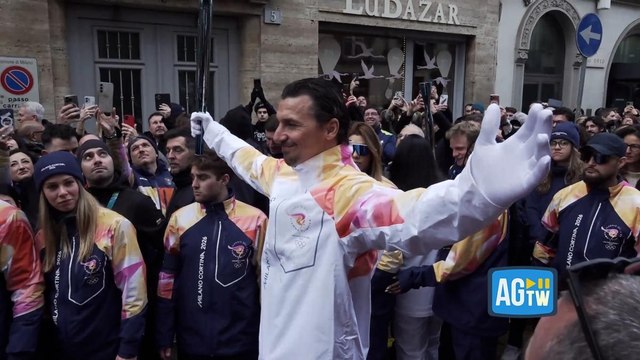 Ibrahimovic tedoforo accende la fiaccola olimpica con la sua esultanza