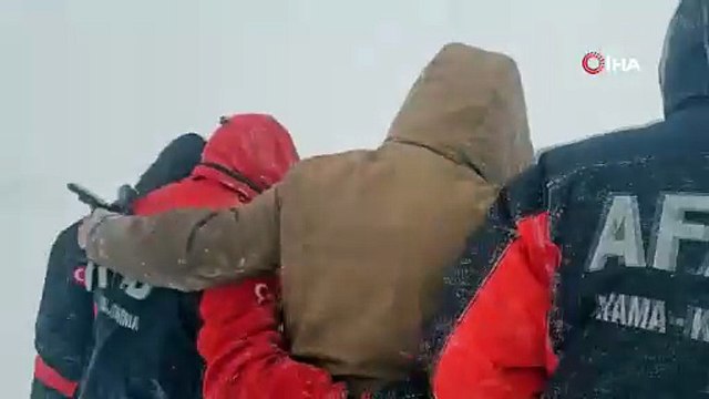 Tipide araçlarıyla mahsur kalan vatandaşları AFAD ekipleri kurtardı