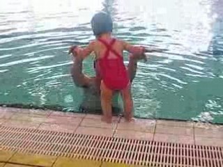 Angélina plonge à la piscine