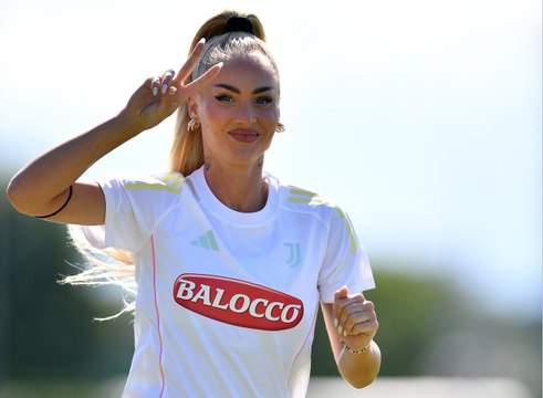 Alisha Lehmann si allena con la maglia della Juventus: che giocate con il nuovo fidanzato