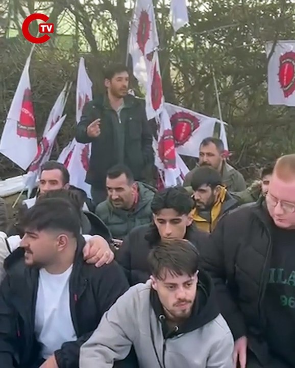 İşçiler polisin 2. anonsunun ardından oturma eylemine başladı. DGD-Sen Başkanı Neslihan Acar Tuncay Özilhan’a görüşme talebini kolluk aracılığı ile iletti. Oturma eyleminde konuşan işçi “3 gündür geliyoruz. Bu meseleyi çözün” ded