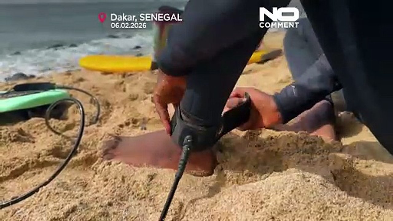 Серф-школа в Дакаре возвращает девочек в школу