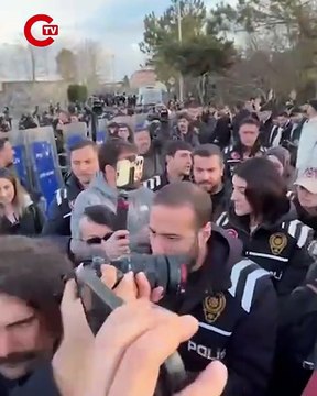 Polis işçileri ablukaya aldı basın uzaklaştırıldı. Basın mensuplarının önüne polis etten duvar örerek geçişi engelliyor
