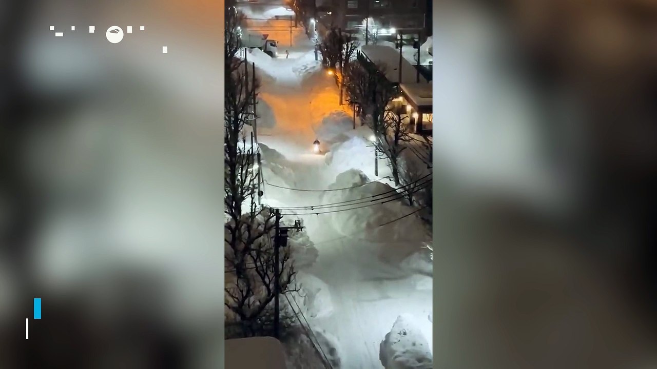 Heavy snowfall paralyzes the city of Sapporo, Japan