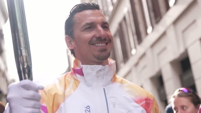 JO d'hiver - Zlatan porte la flamme olympique dans Milan : “Les JO peuvent commencer !”