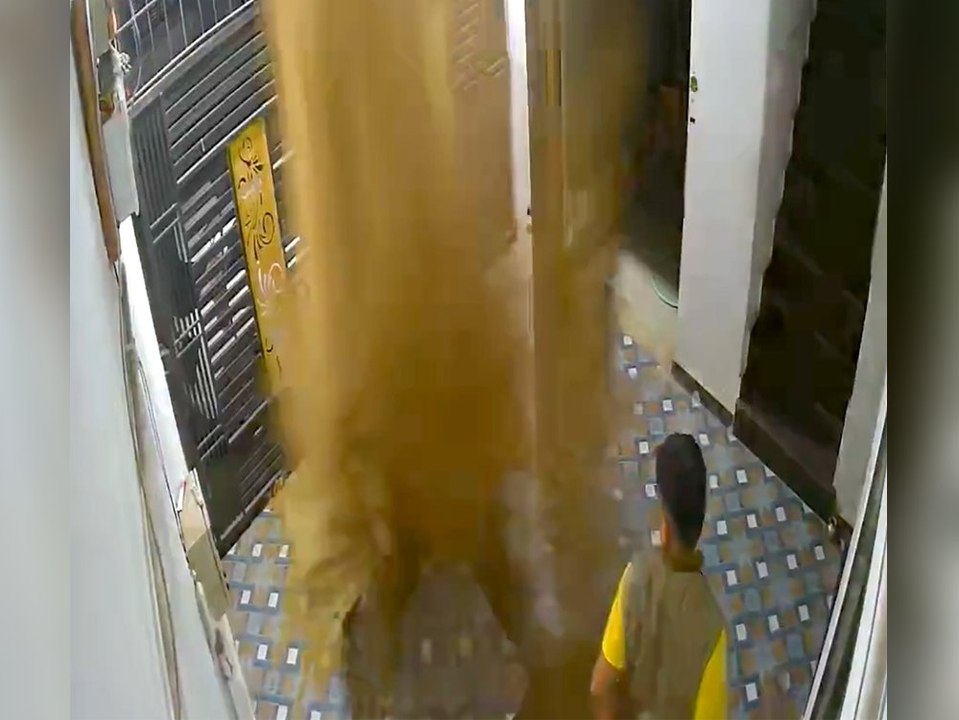 Nach Rohrbruch: Abwasser-Fontäne reißt Mann um