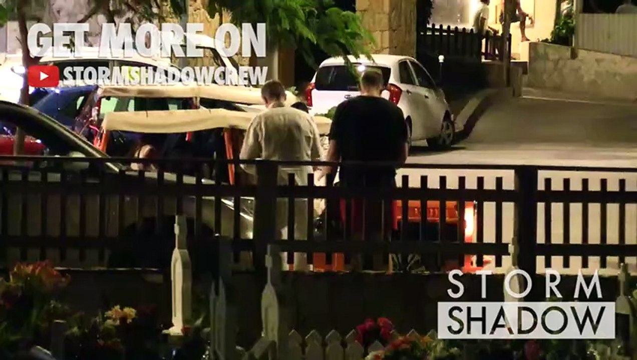 2020 – Johnny Hallyday – Laeticia Hallyday et Jalil Lespert accueillis par des bikers au cimetière de Saint-Barthélemy