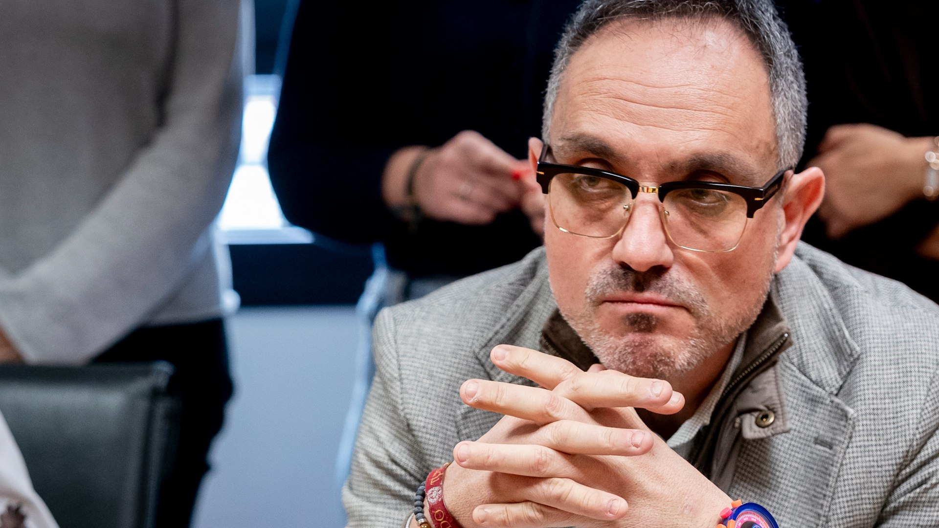 El panorama pol�tico en la Comunidad de Madrid se ha visto sacudido por una crisis institucional en la segunda ciudad m�s poblada de la regi�n. Una grabaci�n a la que se ha tenido acceso revela contradicciones significativas en el relato de Manuel Bautista, alcalde de M�stoles, respecto a las desavenencias con la exconcejala que ahora planea denunciarle por acoso laboral. Mientras el regidor justific� previamente la situaci�n como una venganza pol�tica, los audios muestran una realidad distinta en las conversaciones privadas entre ambos.
En la grabaci�n, Bautista admite expl�citamente que la edil nunca le exigi� cargos de responsabilidad de forma personal. Se escucha al alcalde decir: "T� a m� nunca me has pedido nada, pero yo te he dado un puesto de n�mero dos sin tener ninguna experiencia pol�tica". Estas palabras contrastan con la rueda de prensa ofrecida por el edil el pasado jueves, en la que sostuvo que su antigua colaboradora "manifest� su inter�s por asumir mayor funciones pol�ticas, llegando a plantear la posibilidad de ser primera teniente de alcalde".
Seg�n el regidor, la concejala lleg� a amenazar con "no presentarse al pleno de investidura", una acci�n que habr�a puesto en peligro el pacto de gobierno entre el PP y Vox. No obstante, en el audio filtrado, Bautista matiza que esas pretensiones no se le comunicaron directamente a �l: "No te digo que sea de agradecer, pero tampoco debe ser una hipoteca. �T� a m� me has pedido ser teniente de alcalde? No, a m� directamente no me lo has pedido".
Desde la direcci�n regional del Partido Popular de Madrid, el secretario general Alfonso Serrano ha salido en defensa del alcalde, calificando las grabaciones de ilegales. Para la formaci�n, este estallido medi�tico se interpreta "como una operaci�n de desestabilizaci�n" estrat�gica en el cierre de la campa�a electoral de Arag�n. Sugieren, adem�s, que la pol�mica busca "tapar" la declaraci�n en el Senado de Francisco Salazar, excolaborador de Pedro S�nchez.
El PP insiste en que la propia edil "neg� que hubiera acoso" en las comunicaciones internas con el partido. Serrano ha retado a los implicados a publicar la grabaci�n �ntegra, asegurando que con ella "se desmontar�a el relato de algunos", al tiempo que se niega que la formaci�n "presion�" a la concejala para evitar la denuncia.
El conflicto se encamina ahora hacia los tribunales, aunque con un cambio de estrategia legal. Aunque el entorno de la concejala denunci� inicialmente presiones, su abogado, Antonio Su�rez-Vald�s, ha admitido que el acoso "va a ser dif�cilmente denunciable" por la falta de pruebas concluyentes.
En su lugar, la defensa est� preparando una querella centrada en el acoso laboral o mobbing. Por su parte, el equipo de Manuel Bautista y el PP intentan limitar el caso a simples "desavenencias laborales" derivadas de la gesti�n diaria del consistorio mostole�o. La evoluci�n de este caso en los juzgados de instrucci�n marcar� el futuro pol�tico de uno de los ayuntamientos clave para el Gobierno de la Comunidad de Madrid.