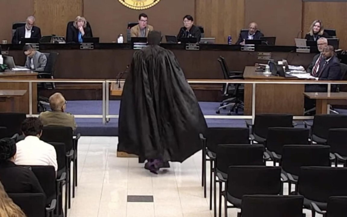 "Batman" sfida il Consiglio Comunale di Santa Clara: «Niente ICE al Super Bowl LX»
