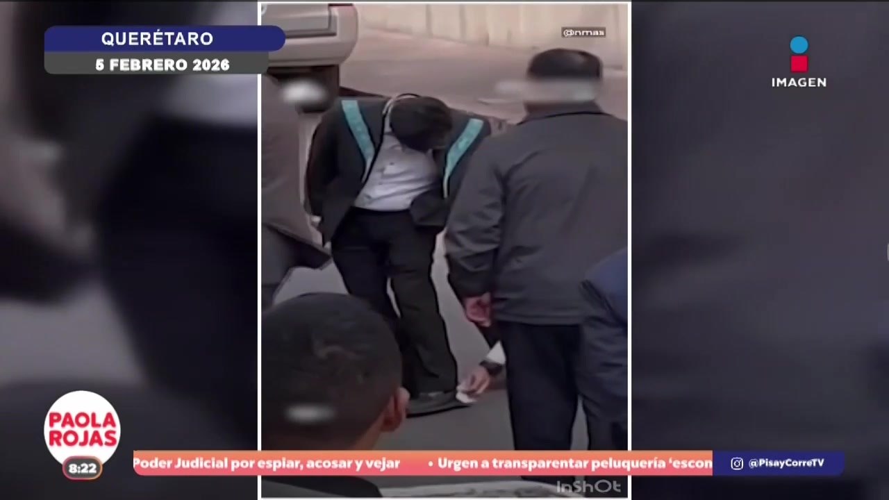 Captan a colaboradores limpiando los zapatos a Hugo Aguilar  | DPC con Paola Rojas