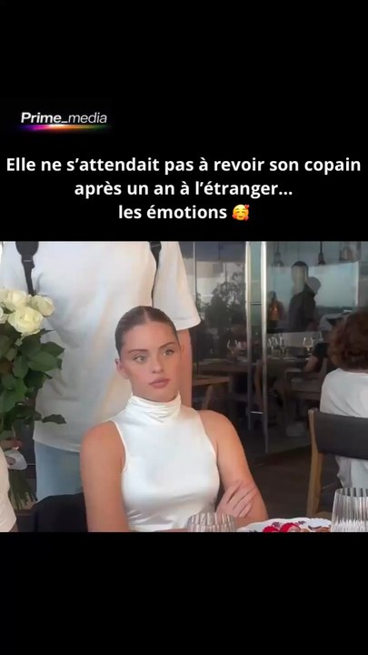 ❤️🎒 Il est parti un an… elle ne s’y attendait pasAprès un an de voyage, cet homme rentre enfin chez lui avec une seule idée en tête :👉 faire une surprise inoubliable à sa copine.