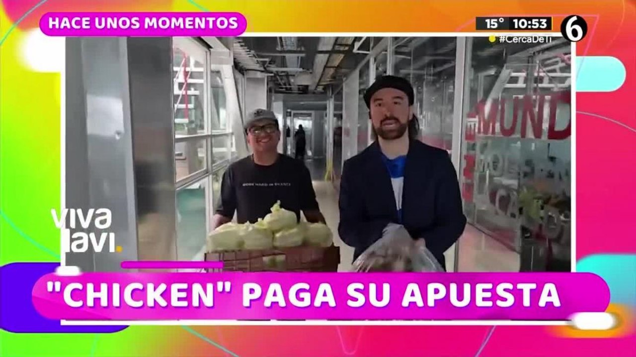 Carlos 'Chicken' paga su apuesta y regala chilaquiles