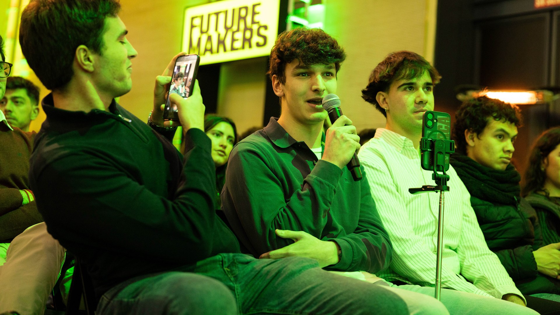 EL MUNDO celebr� los d�as 4 y 5 de febrero la primera edici�n de Future Makers, un punto de encuentro entre j�venes, expertos, instituciones, empresas, creadores de contenido y periodistas para fomentar el debate, el pensamiento y las ideas disruptivas. 

Las dos jornadas del foro, conducido por la periodista Noor Ben Yessef, contaron con la intervenci�n de destacados ponentes internacionales, como el polit�logo Yascha Mounk; la emprendedora brit�nica e Influencer Grace Beverley; el ex preso pol�tico y disidente venezolano, Premio S�jarov, Lorent Saleh; la ingeniera y astronauta mexicana Katya Echazarreta; la activista y nieta de la periodista rusa Anna Politk�vskaya, Anna-Victoria Politk�vskaya; el secretario nacional de Forza Italia J�venes, Simone Leoni, y la psic�loga pol�tica y neurocient�fica Leor Zmigrod. Asimismo, participaron personalidades de la cultura como el escritor David Ucl�s; la actriz Mar�a Herv�s, y el cantante de Carolina Durante, Diego Ib��ez, junto a grandes figuras del deporte como el seleccionador nacional de f�tbol, Luis de la Fuente, el alpinista Carlos Soria y la futbolista Silvia Lloris, entre otros.

El director de EL MUNDO, Joaqu�n Manso, junto al presidente de Unidad Editorial, Marco Pompignoli; la directora general y consejera, Laura M�gica; el director de Negocio del peri�dico, Kayode Josiah, y el director comercial del Grupo, Rafael Serrahima, fue el encargado de recibir al p�blico del evento, celebrado en la Casa Encendida de Madrid.