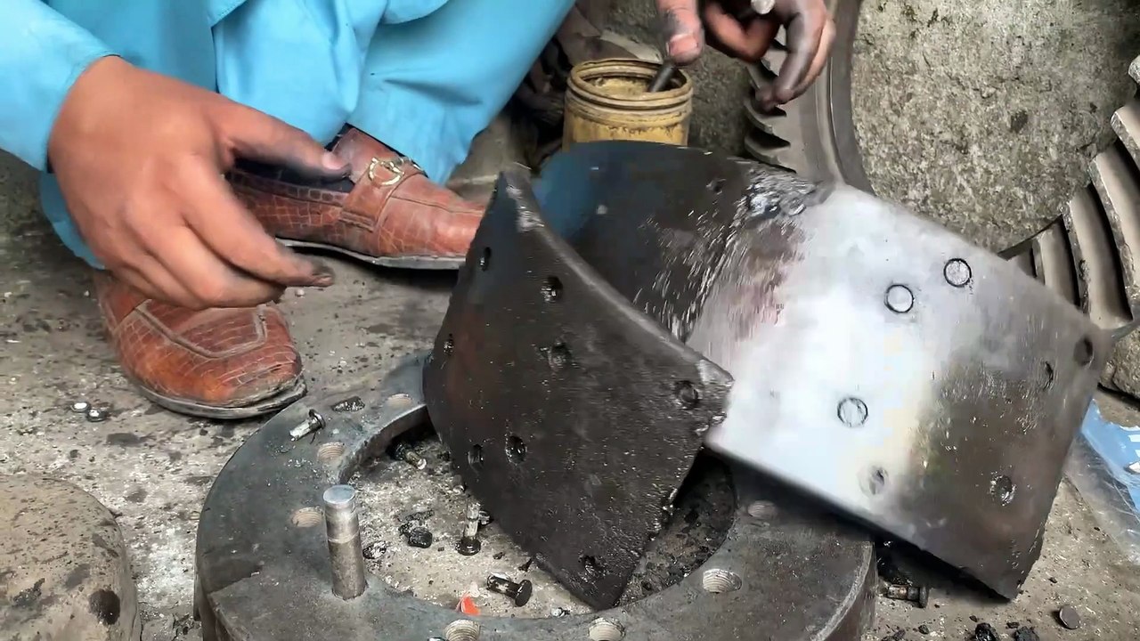 How to Replace Truck Trailer Brake Shoes | Semi Truck Trailer Brake Liners & Brake Pads Replacement